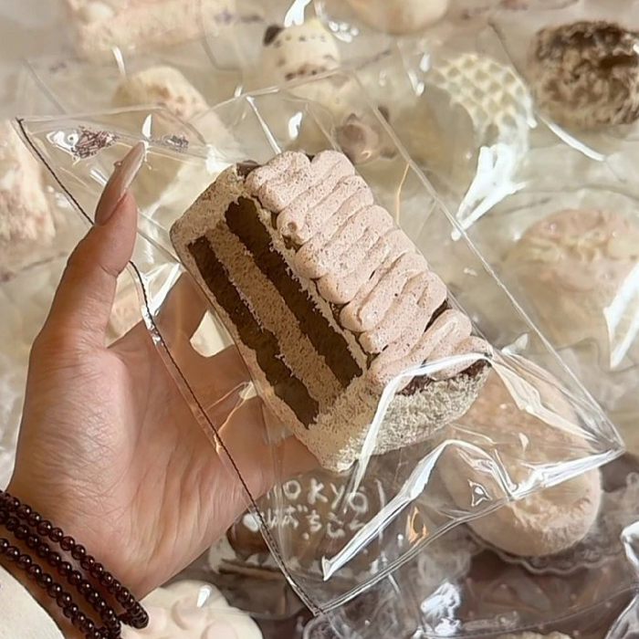 Saisai-sai Cookie Studio "Strawberry & Chocolate Cake-style Long Toast" Squishy stress relief toy