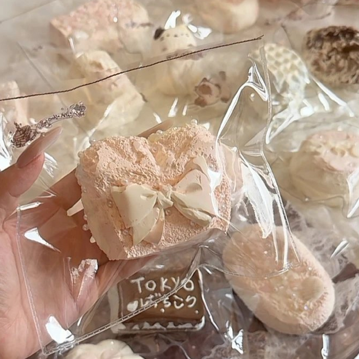 Sai Sai Sai Cookie Studio "Ribbon Bread" Squishy stress relief toy