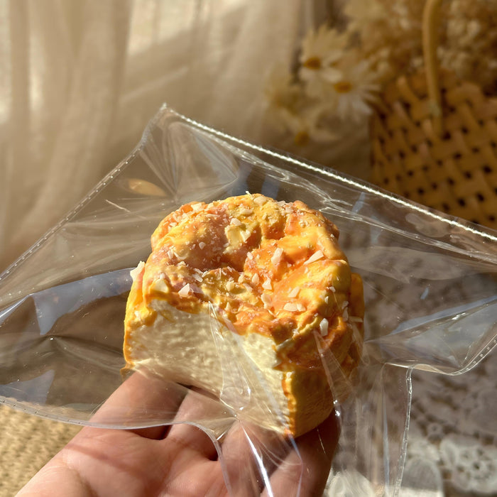 LuLu鹿🦌「クランブルのせ とろけるバスクチーズケーキ」 Squishy stress relief toy