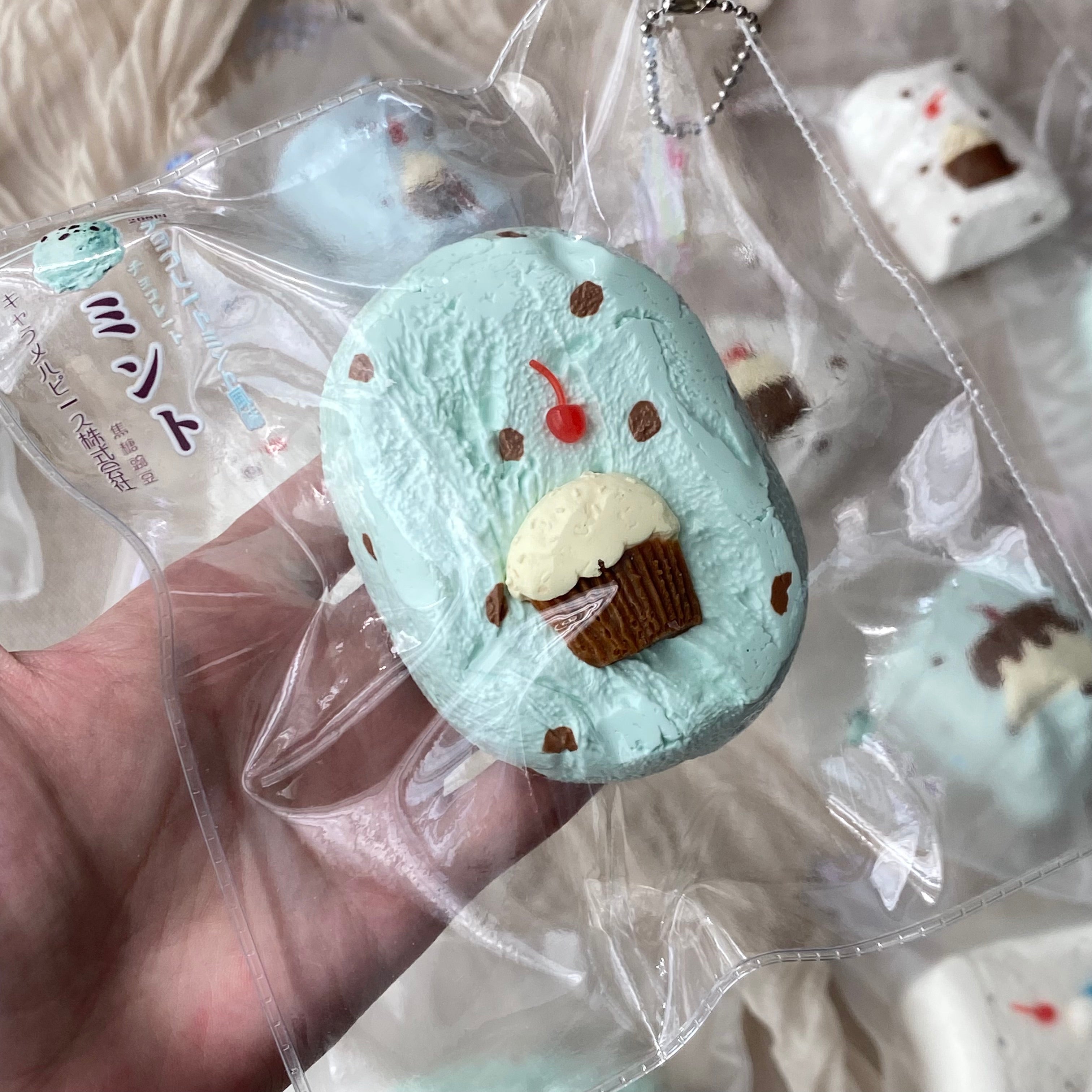 キャラメルピース Studio「ミント風味ドット柄ミニチーズケーキ」 Squishy stress relief toy