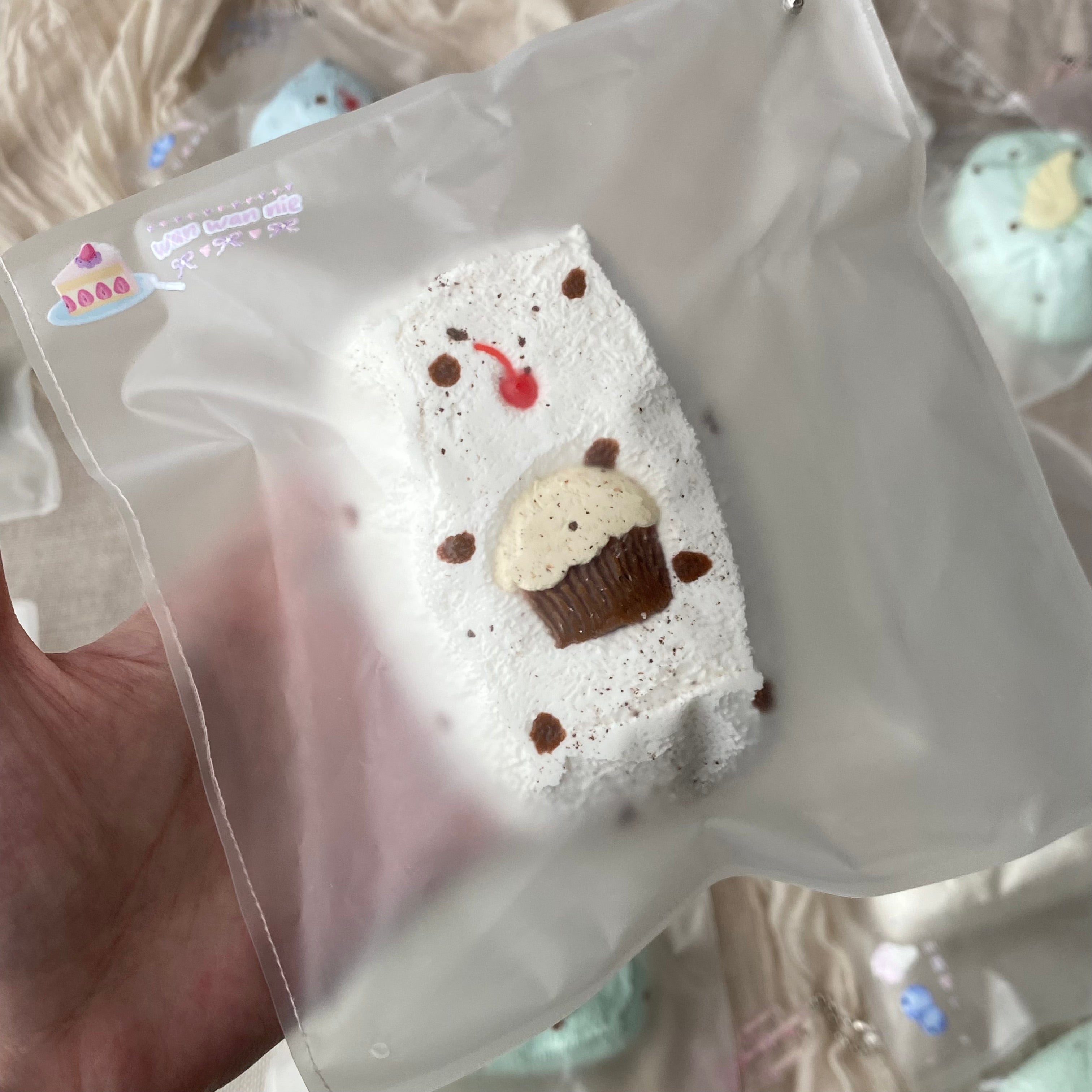 キャラメルピース Studio「ミルク味ドット柄豆腐トースト」 Squishy stress relief toy