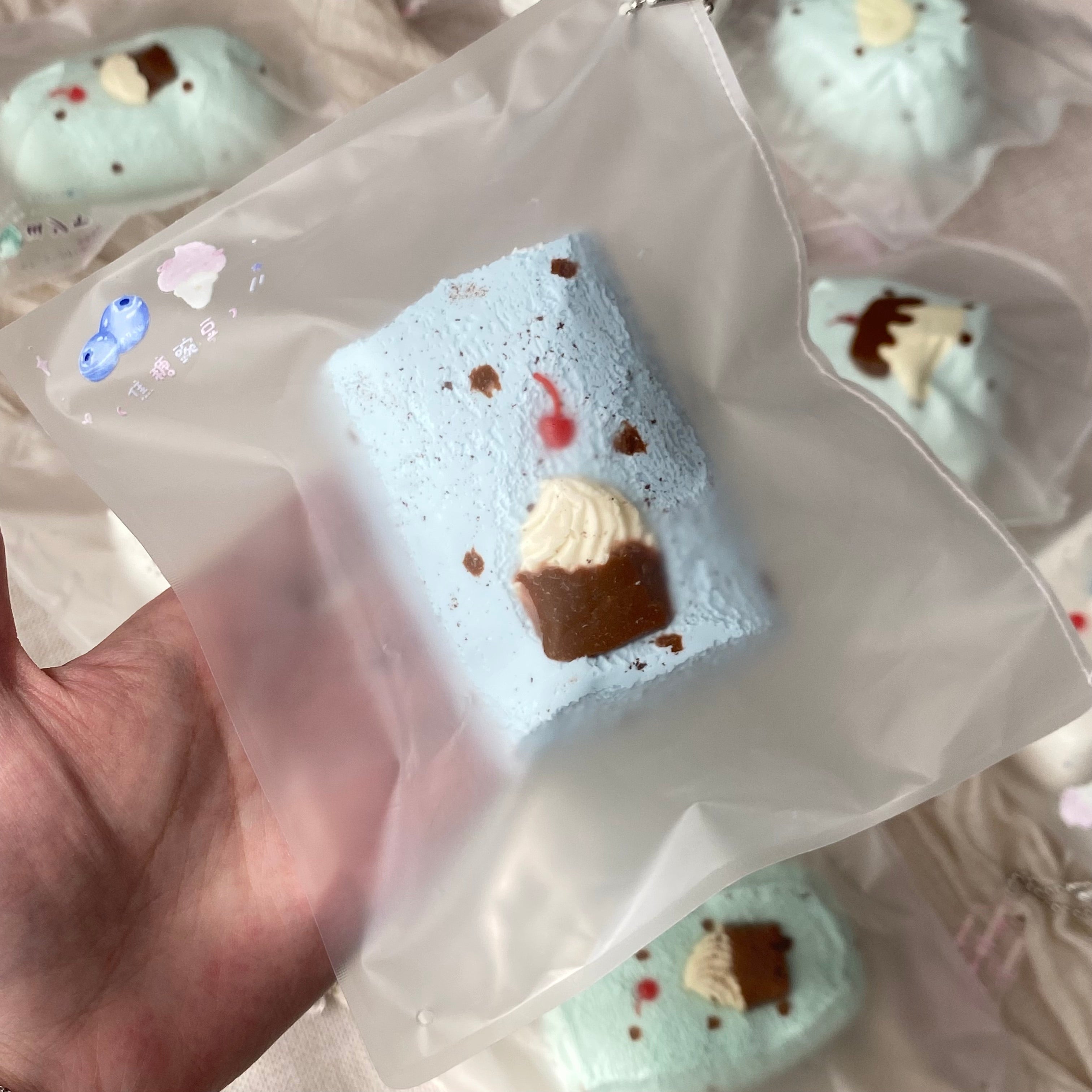 キャラメルピース Studio「シーソルト風味ドット柄ケーキマシュマロ」 Squishy stress relief toy