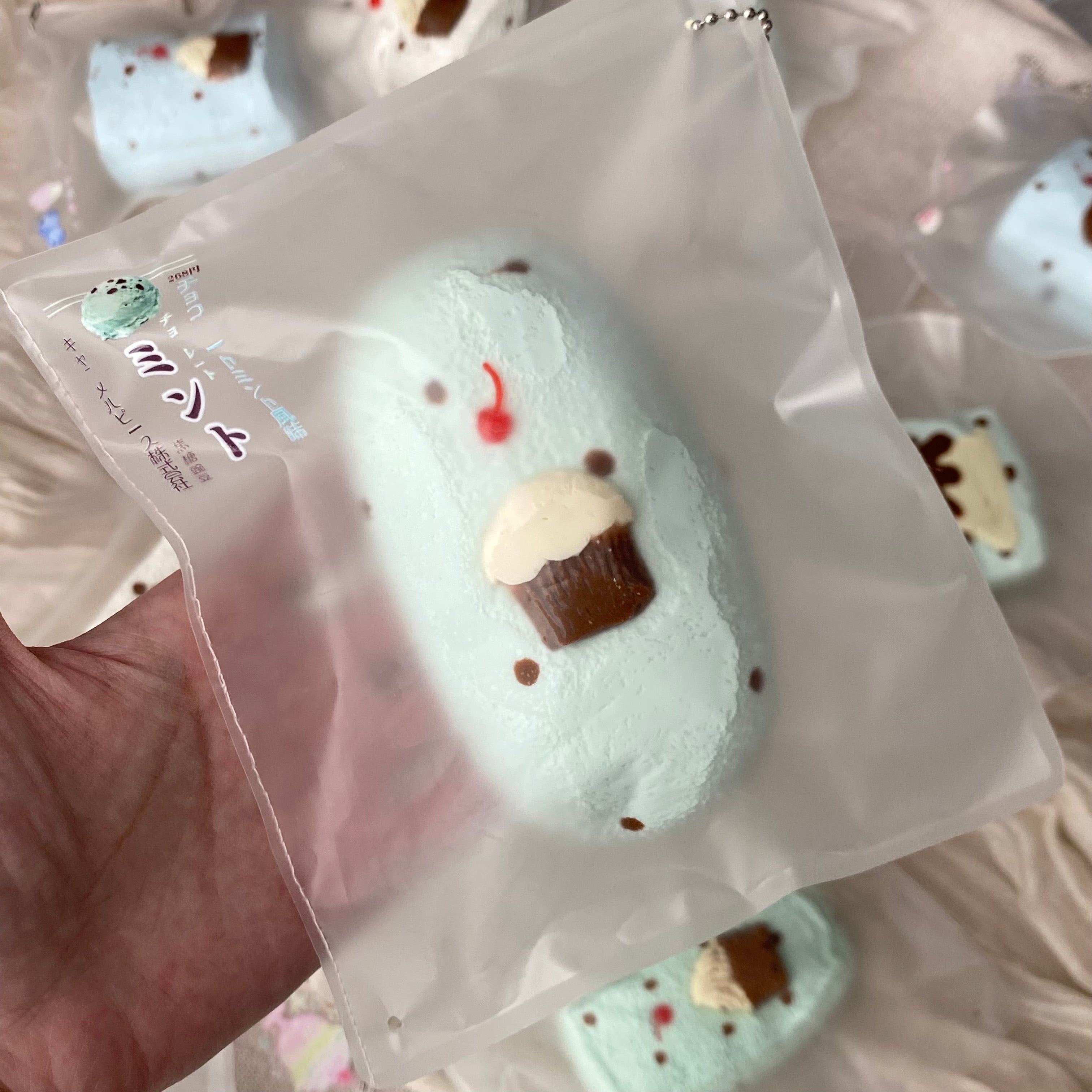 キャラメルピース Studio「ミント風味の水玉模様ロングトースト」 Squishy stress relief toy