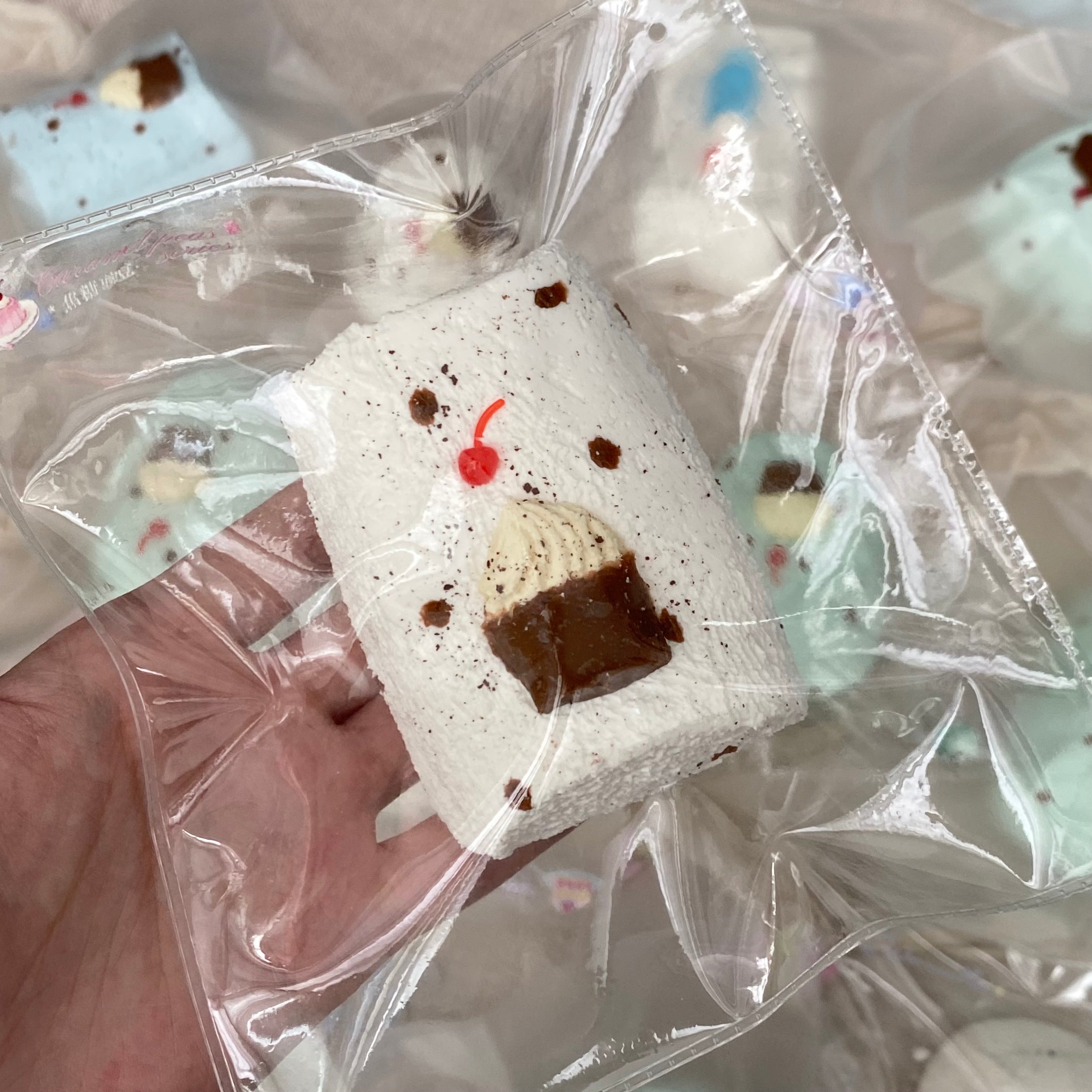 キャラメルピース Studio「ミルク味ドット柄ケーキマシュマロ」 Squishy stress relief toy
