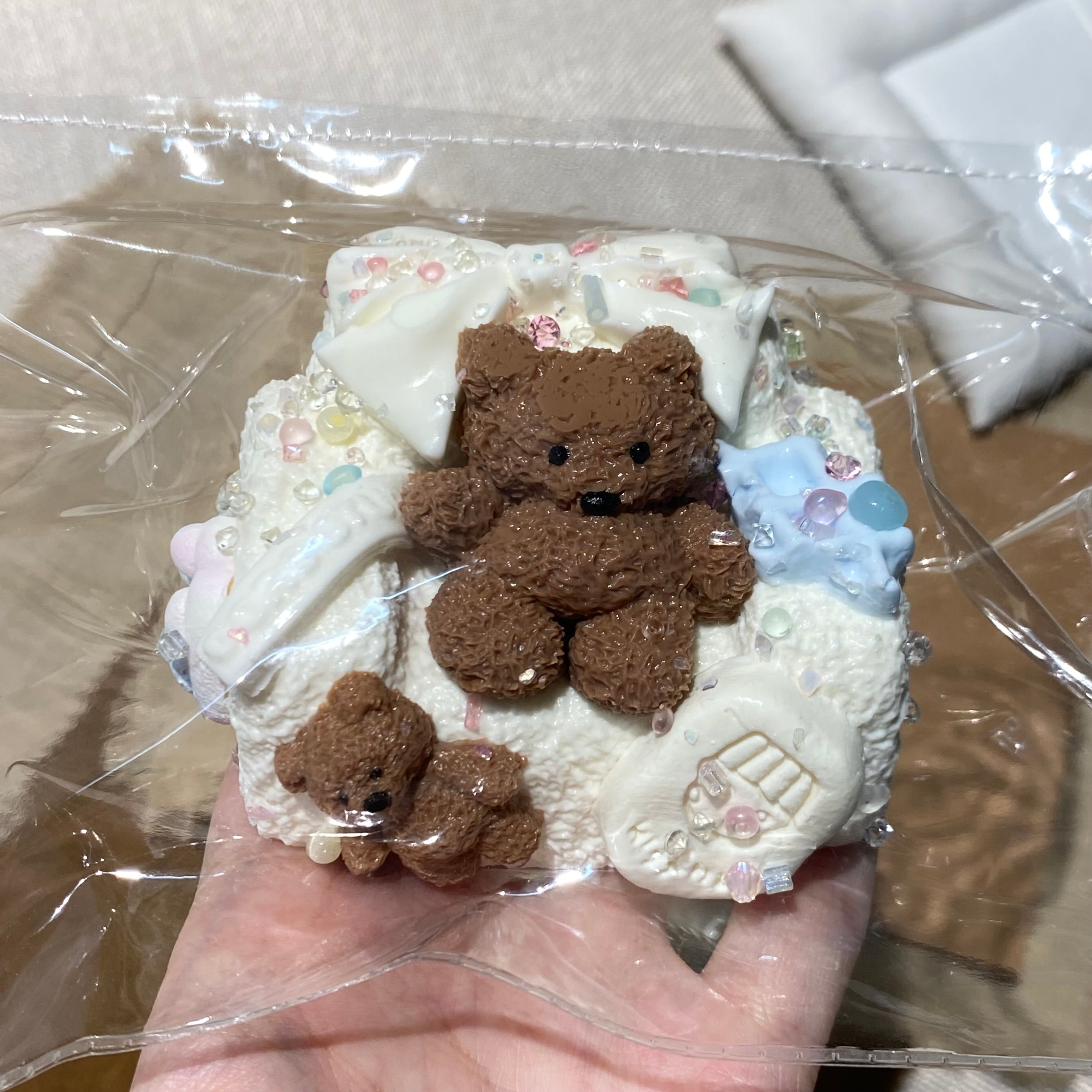 Doro studio【ソファの上のくまのぬいぐるみ】 Squishy stress relief toy